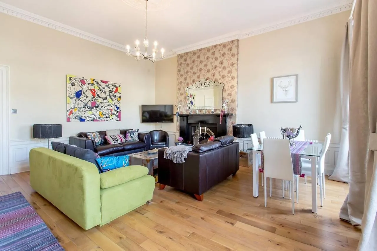 11 York Place Apartment Edinburgh 0*,